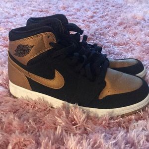 gold/black jordan 1’s